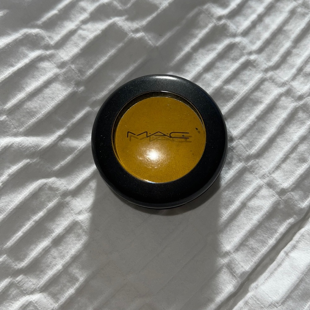 Mac Yellow eyeshadow